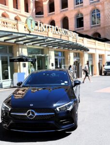 Véhicule haut de gamme chauffeur VTC devant l'InterContinental Marseille