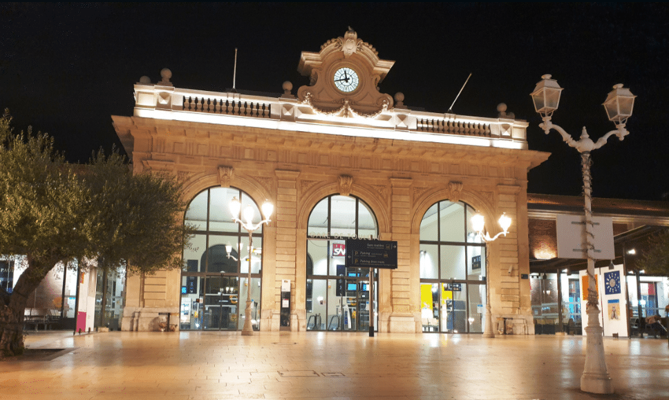 Véhicule premium chauffeur VTC devant la gare de Toulon